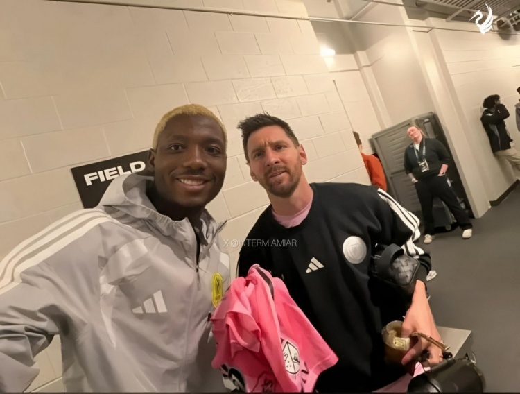 世界杯赛事直播平台入口-纳什维尔后卫赛后拿到梅西球衣，社媒晒照：无比自豪